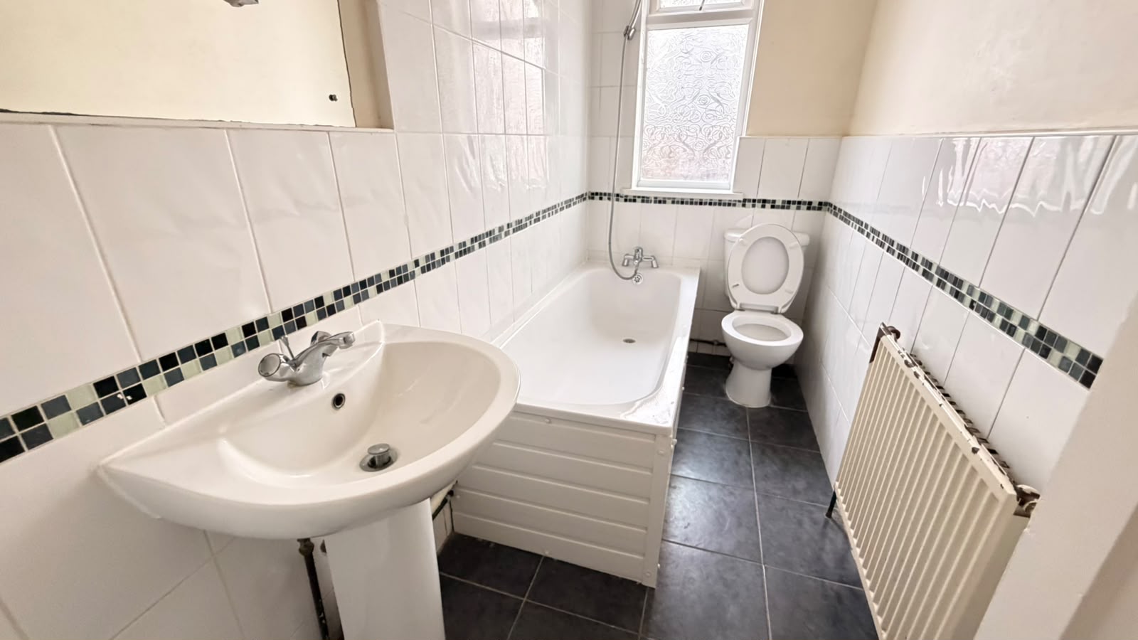 Flat Vicarage Lane in Greater London