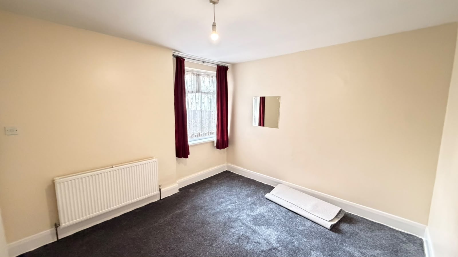 Flat Vicarage Lane in Greater London
