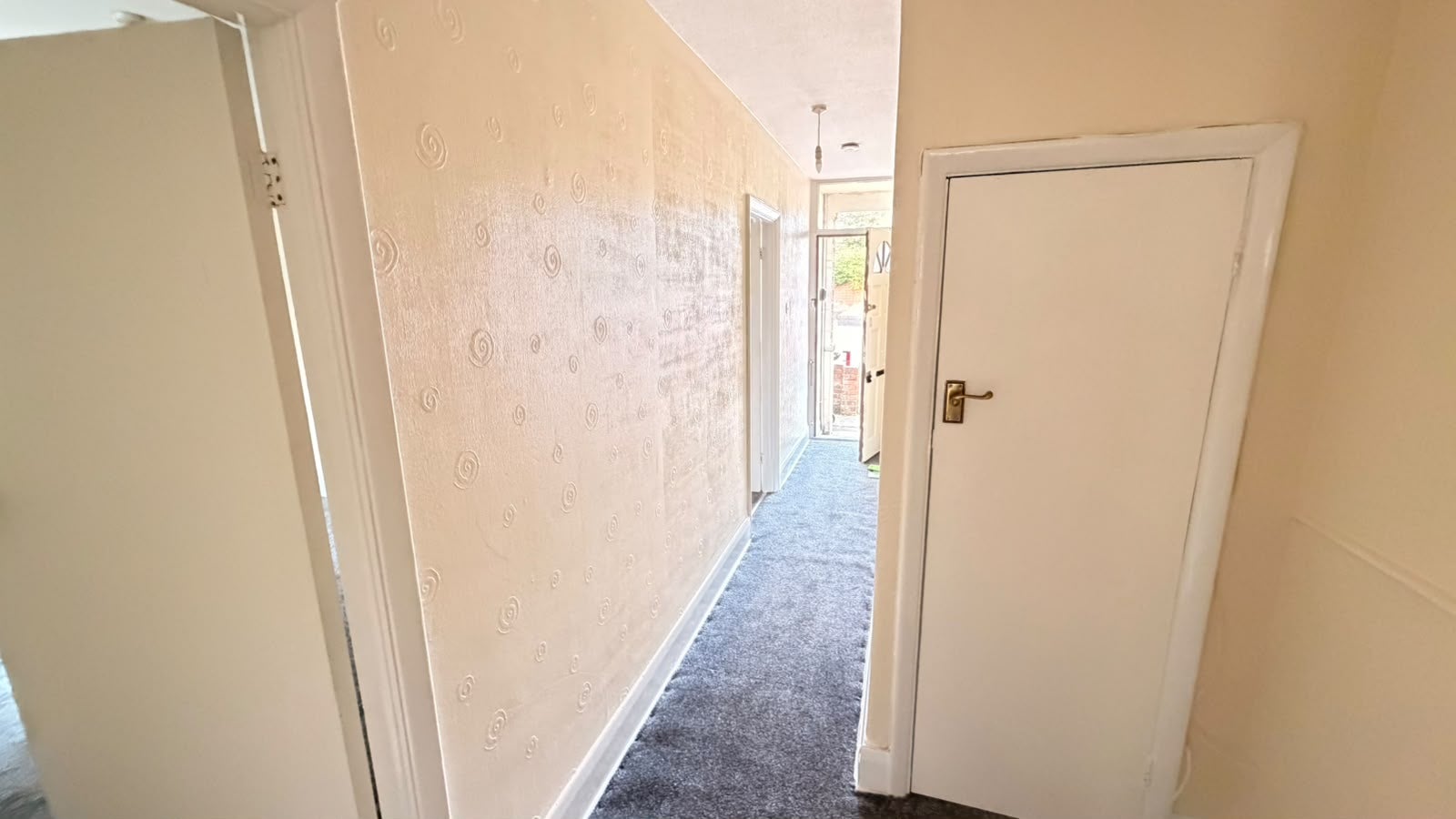 Flat Vicarage Lane in Greater London