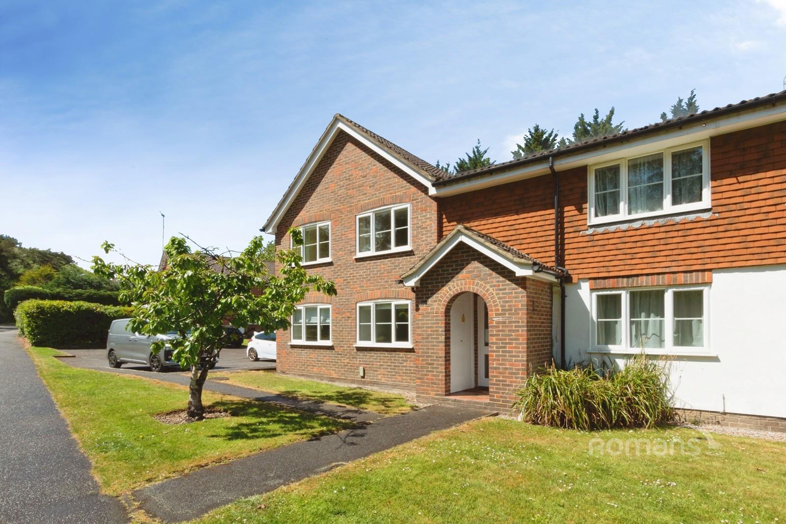 Flat Houlton Court in Surrey Heath
