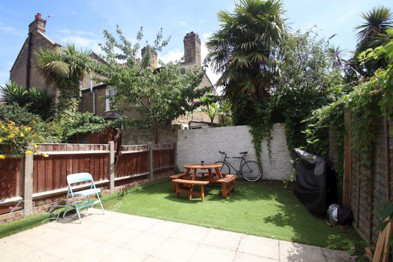 Room Crooke Road in Greater London