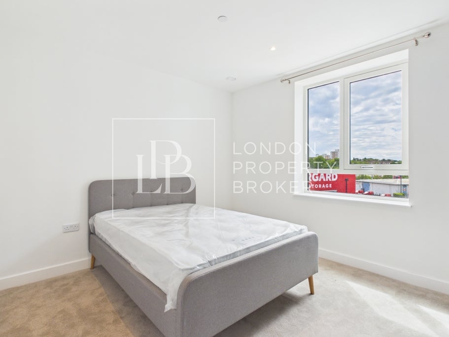 Flat Nathan Way in Greater London