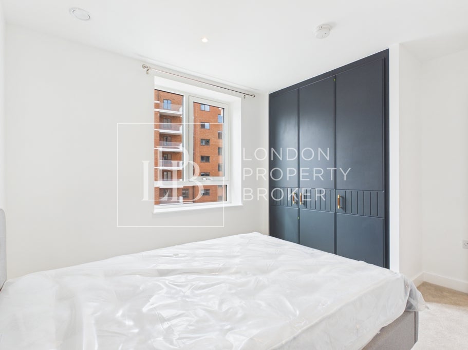 Flat Nathan Way in Greater London