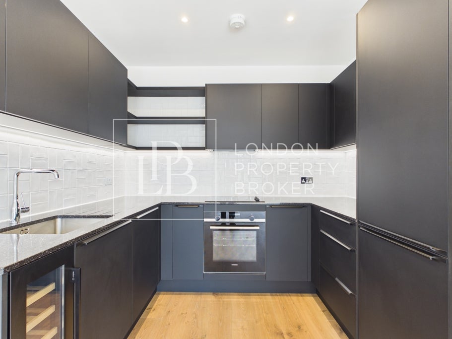 Flat Nathan Way in Greater London