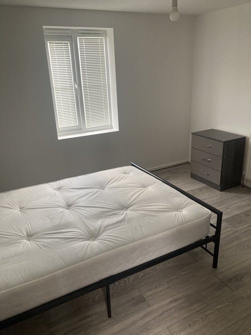 Room Southview Road in Peterborough