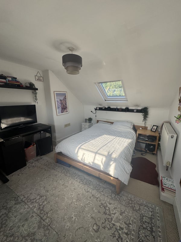Room Buckmaster Road in Greater London
