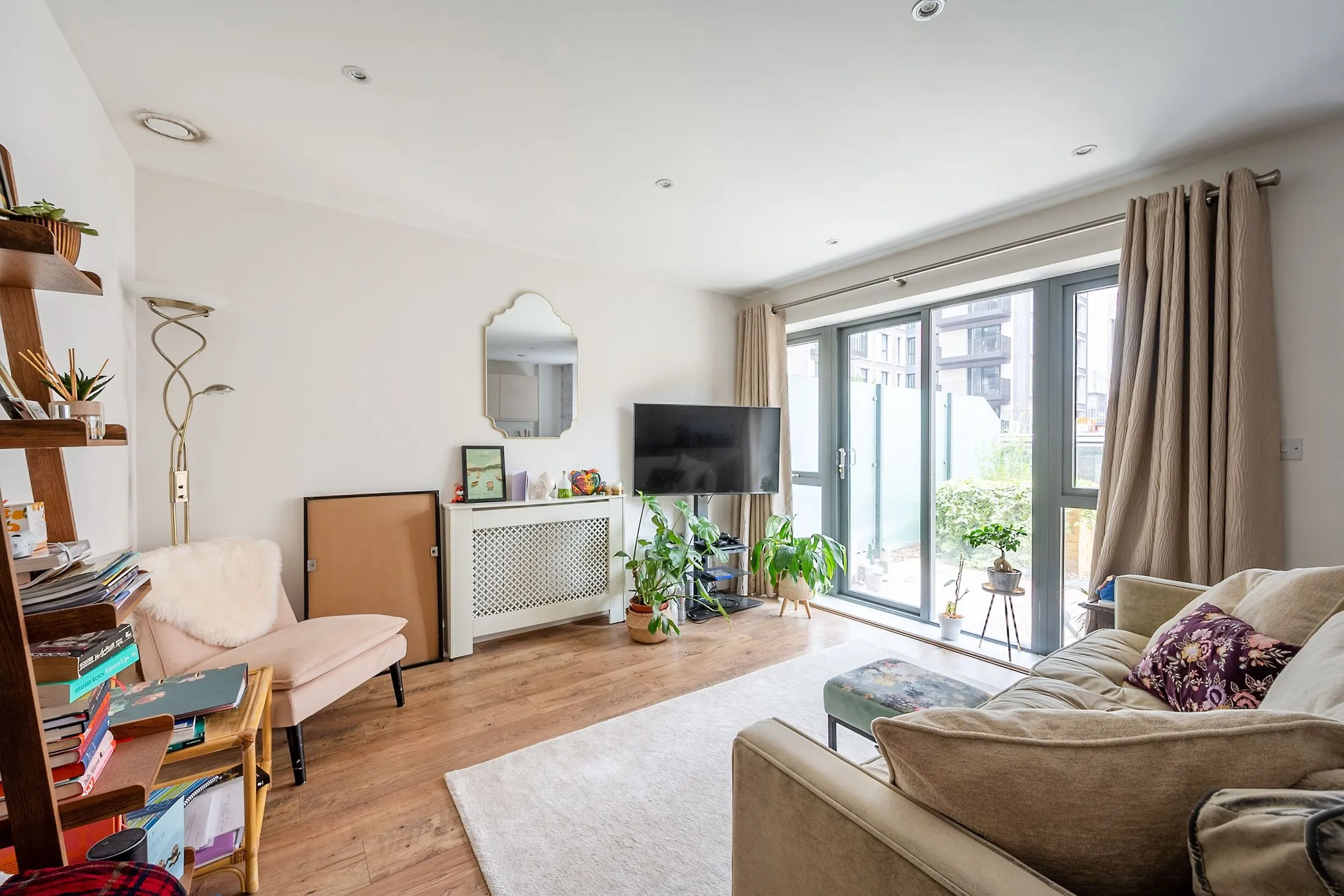 Flat Osiers Road in Greater London