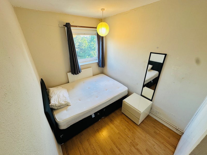 Room Arabella Drive in Greater London