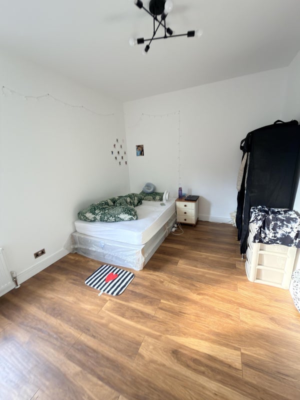 Room Eastcombe Avenue in Greater London