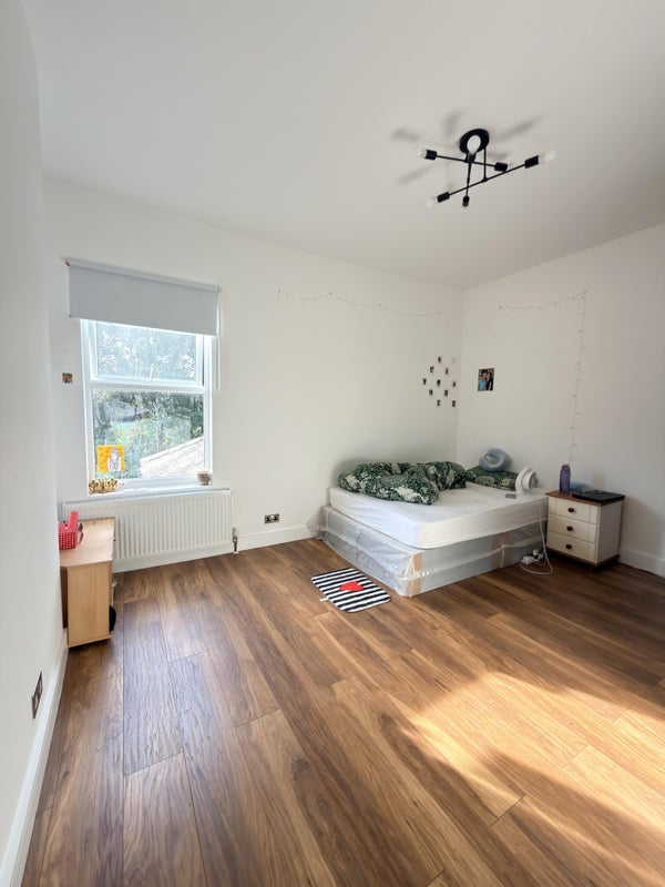 Room Eastcombe Avenue in Greater London