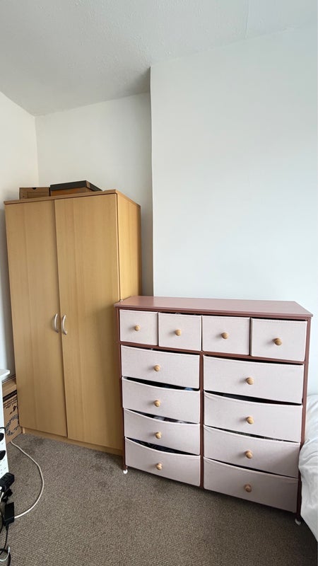 Room Leslie Road in Greater London