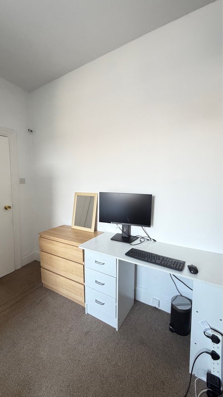 Room Leslie Road in Greater London