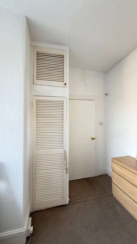 Room Leslie Road in Greater London