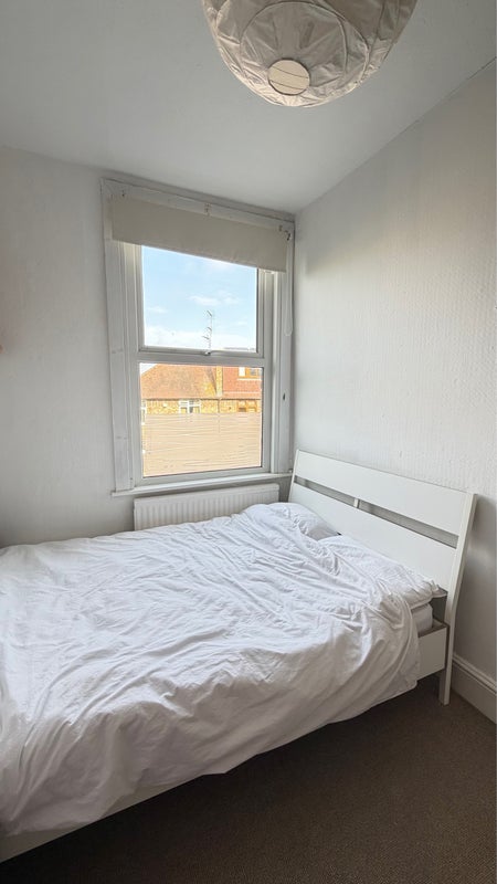 Room Leslie Road in Greater London