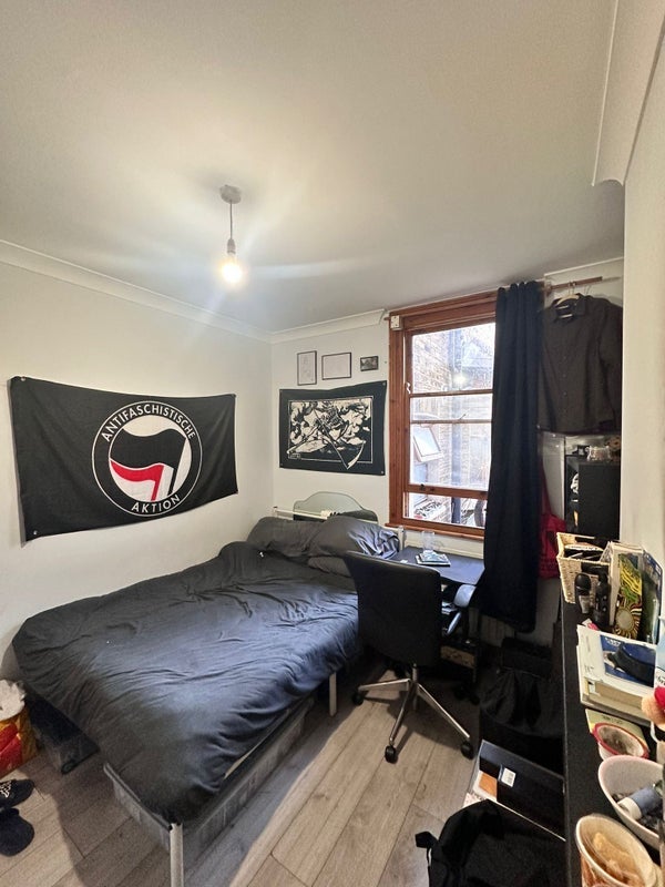 Room Roding Road in Greater London