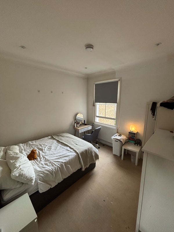 Room Amner Road in Greater London