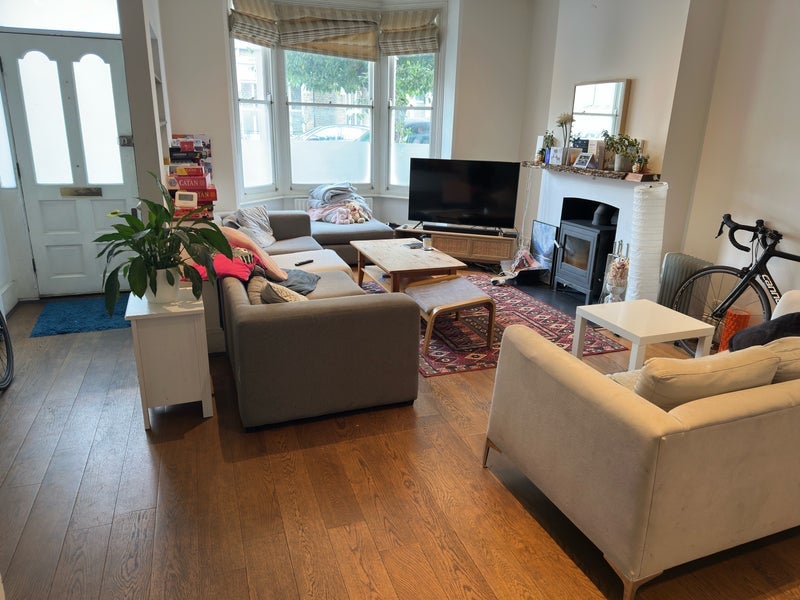 Room Amner Road in Greater London