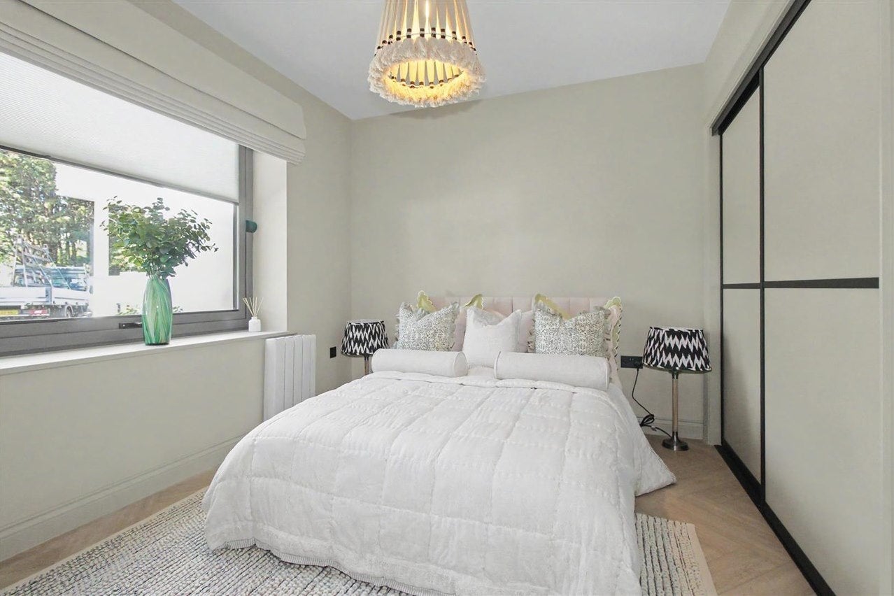 Flat Copsem Lane in Elmbridge