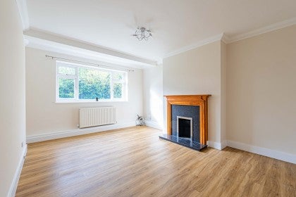 Flat Woodville Court in Watford