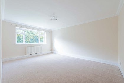 Flat Woodville Court in Watford
