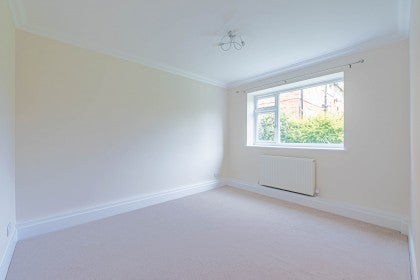 Flat Woodville Court in Watford