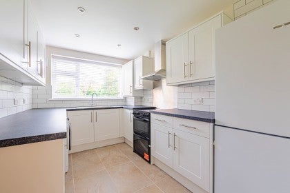 Flat Woodville Court in Watford