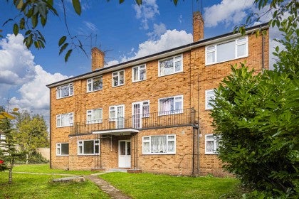 Flat Woodville Court in Watford