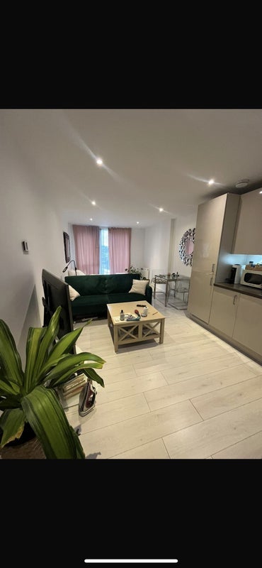 Flat Juniper Drive in Greater London