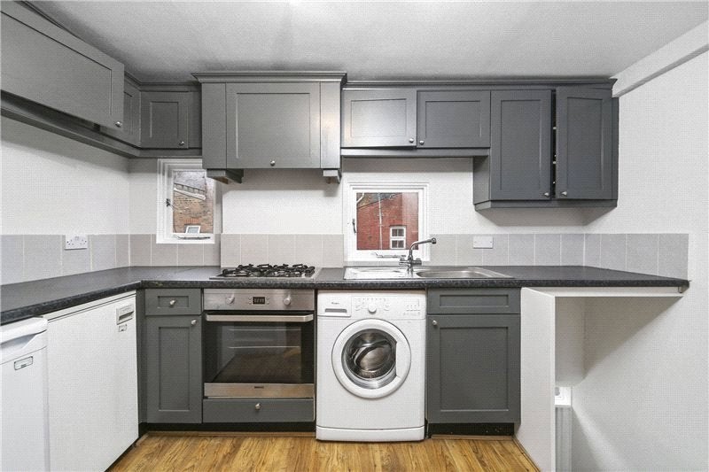 Flat Willow Vale in Greater London