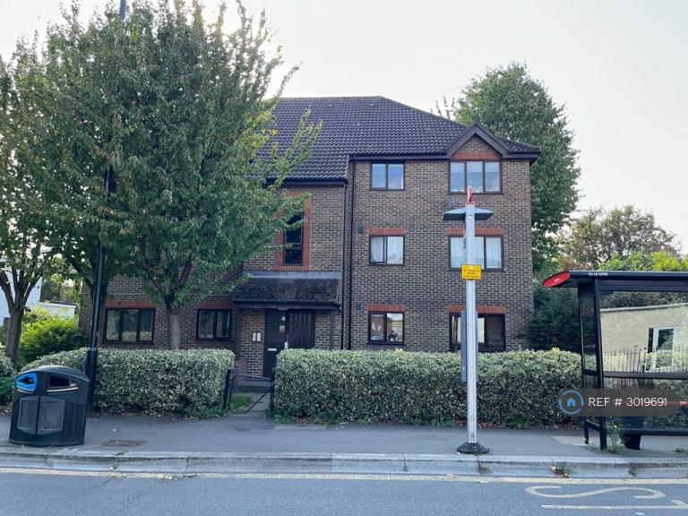 Flat Ealing Road in Greater London