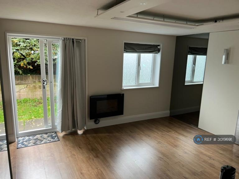 Flat Ealing Road in Greater London