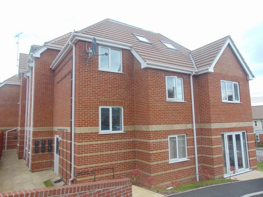Flat Waylands Place in Hedge End