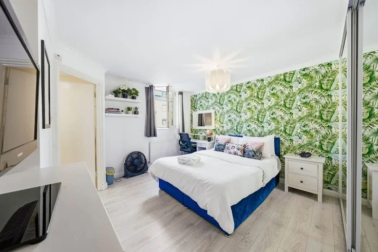 Flat Asher Way in Greater London