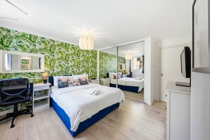 Flat Asher Way in Greater London