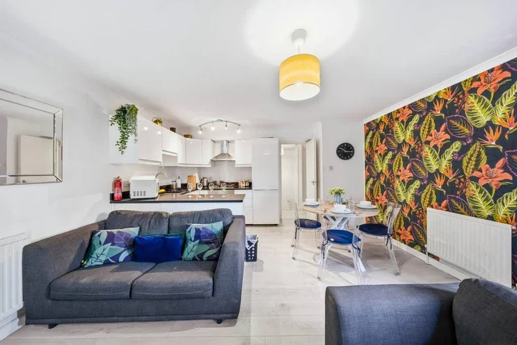 Flat Asher Way in Greater London