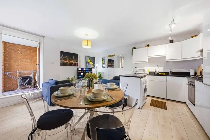 Flat Asher Way in Greater London