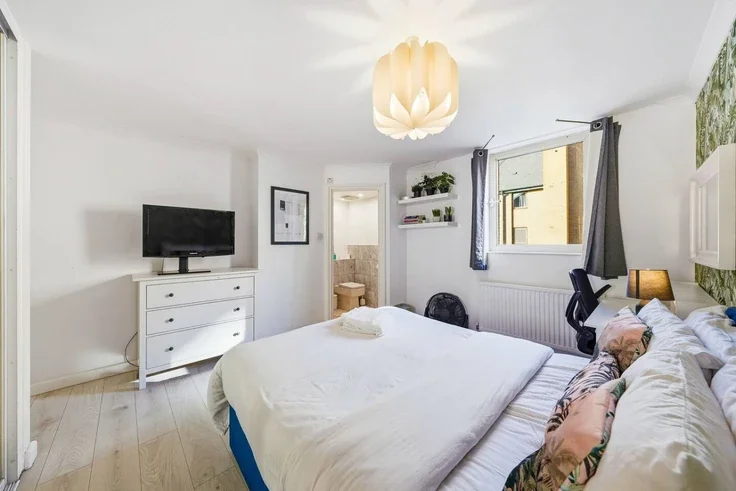 Flat Asher Way in Greater London