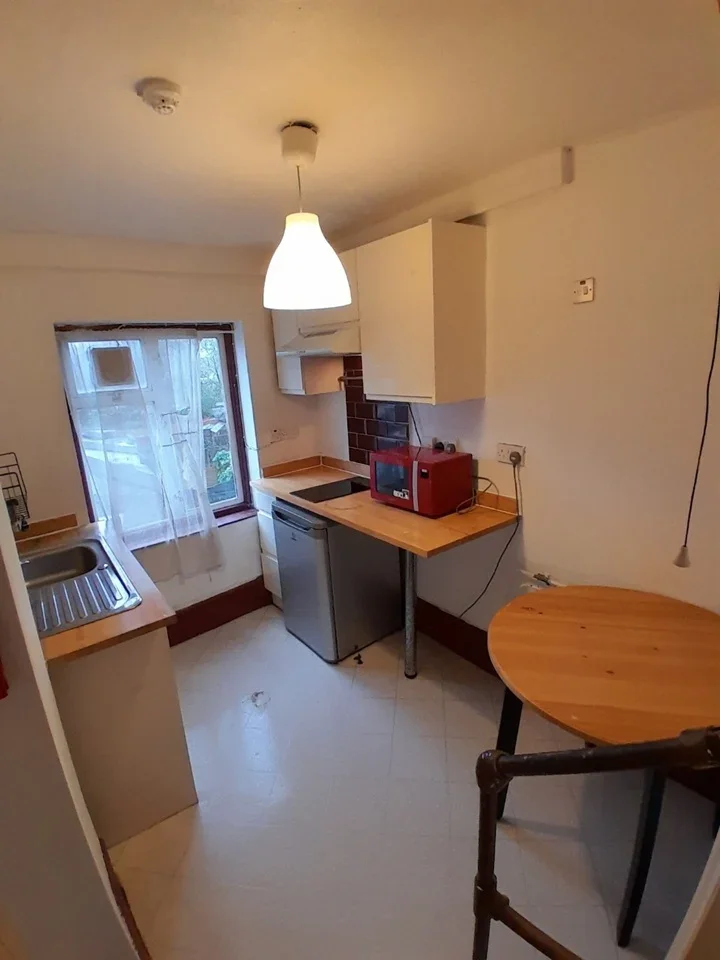 Room Westfield Road in Greater London