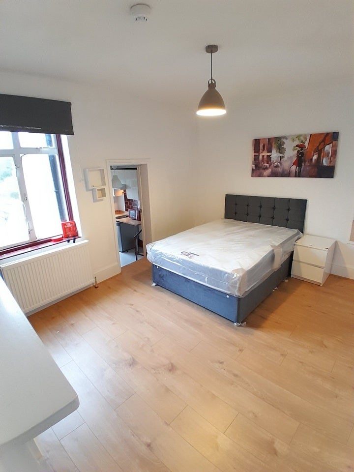 Room Westfield Road in Greater London