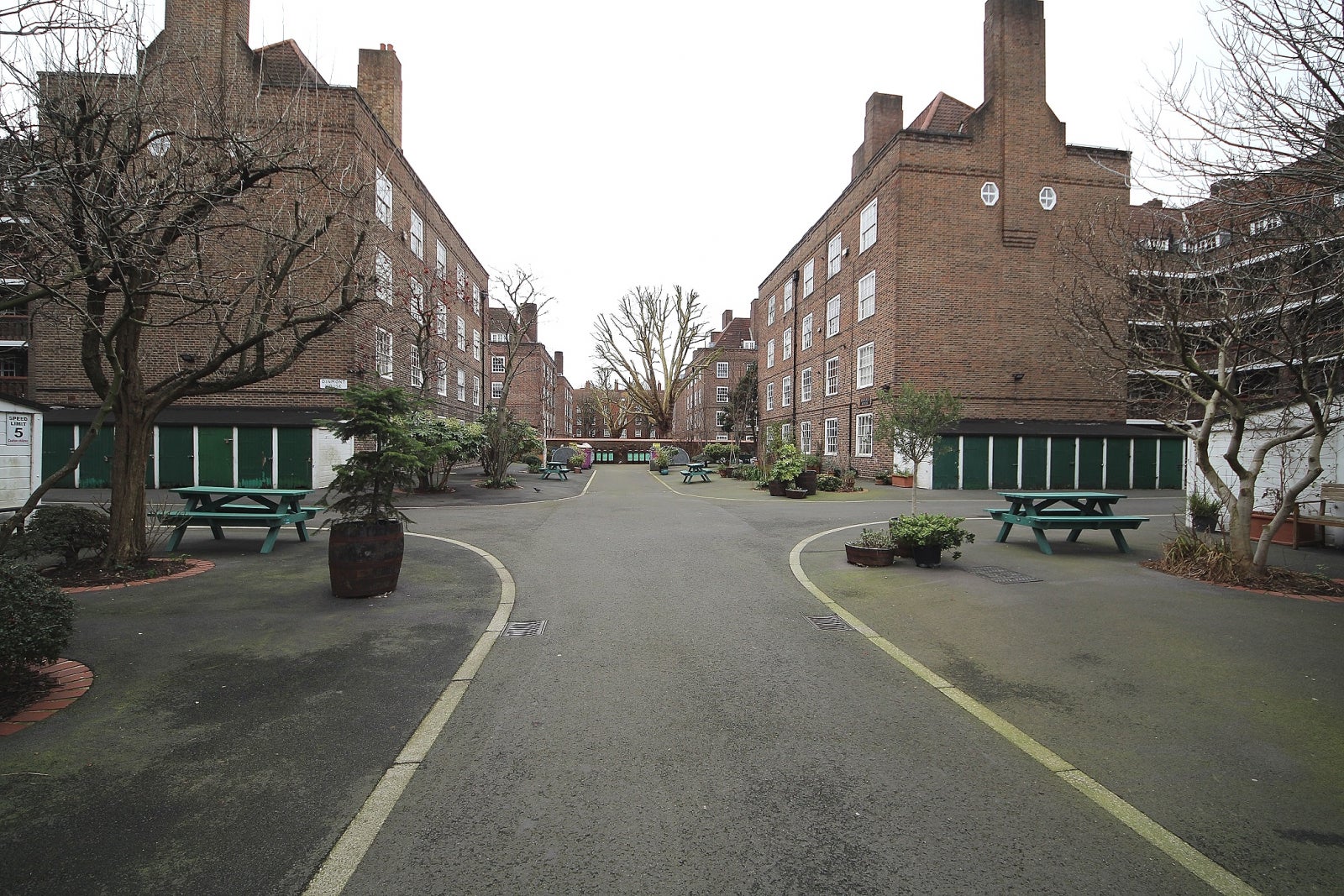 Flat Teale Street in Greater London
