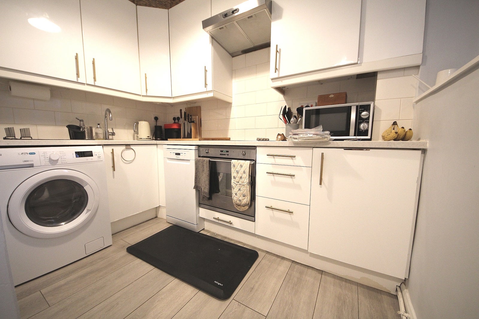 Flat Teale Street in Greater London