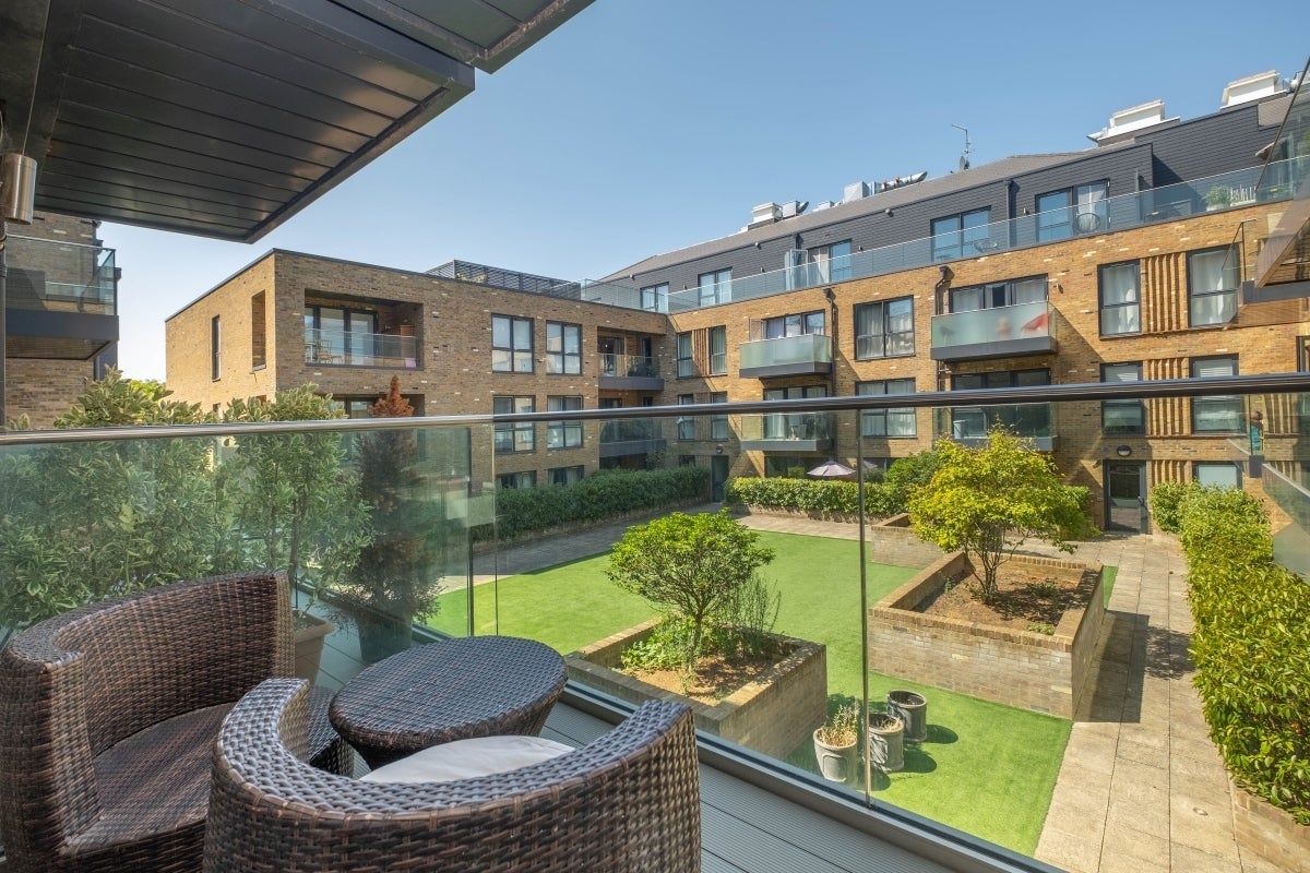 Flat Lion Wharf Road in Greater London