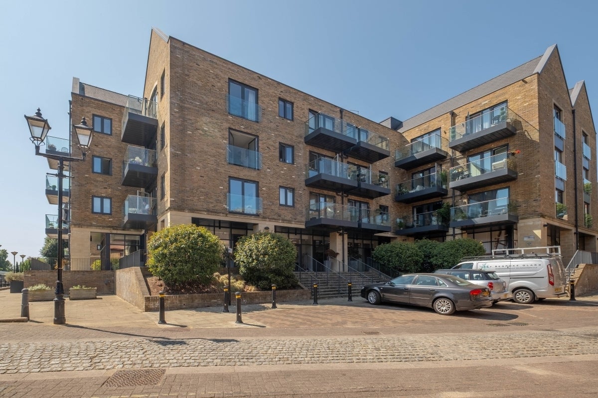 Flat Lion Wharf Road in Greater London