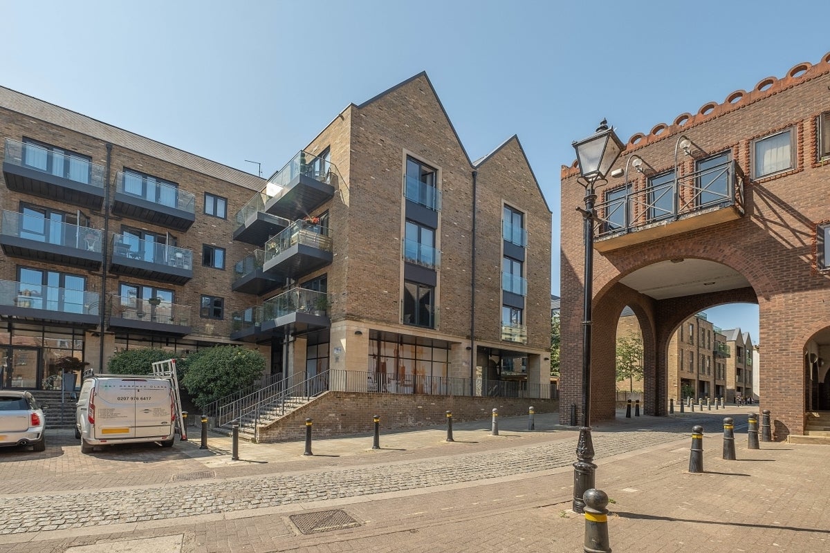 Flat Lion Wharf Road in Greater London