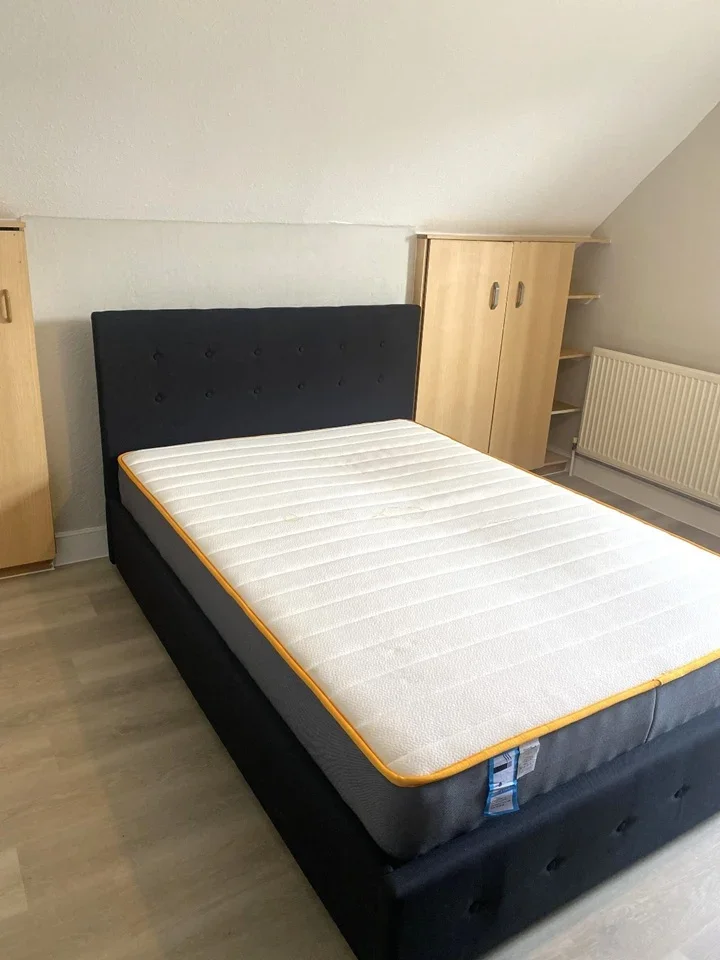 Room Percy Road in Greater London