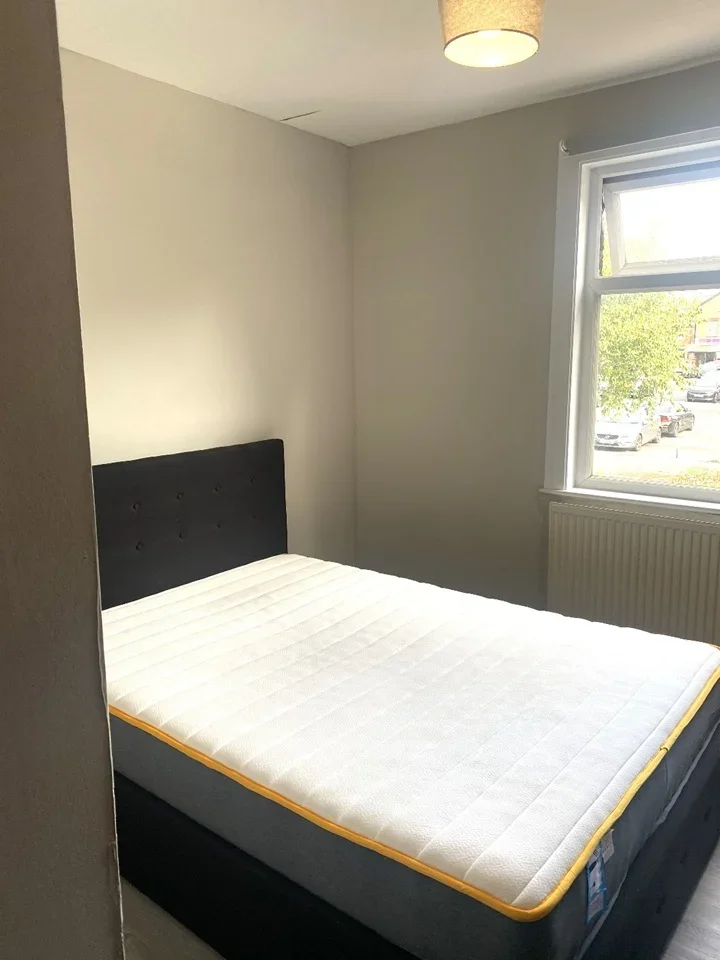 Room Percy Road in Greater London