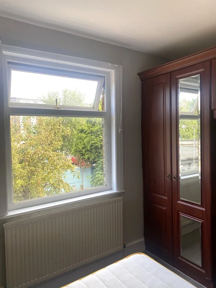 Room Percy Road in Greater London