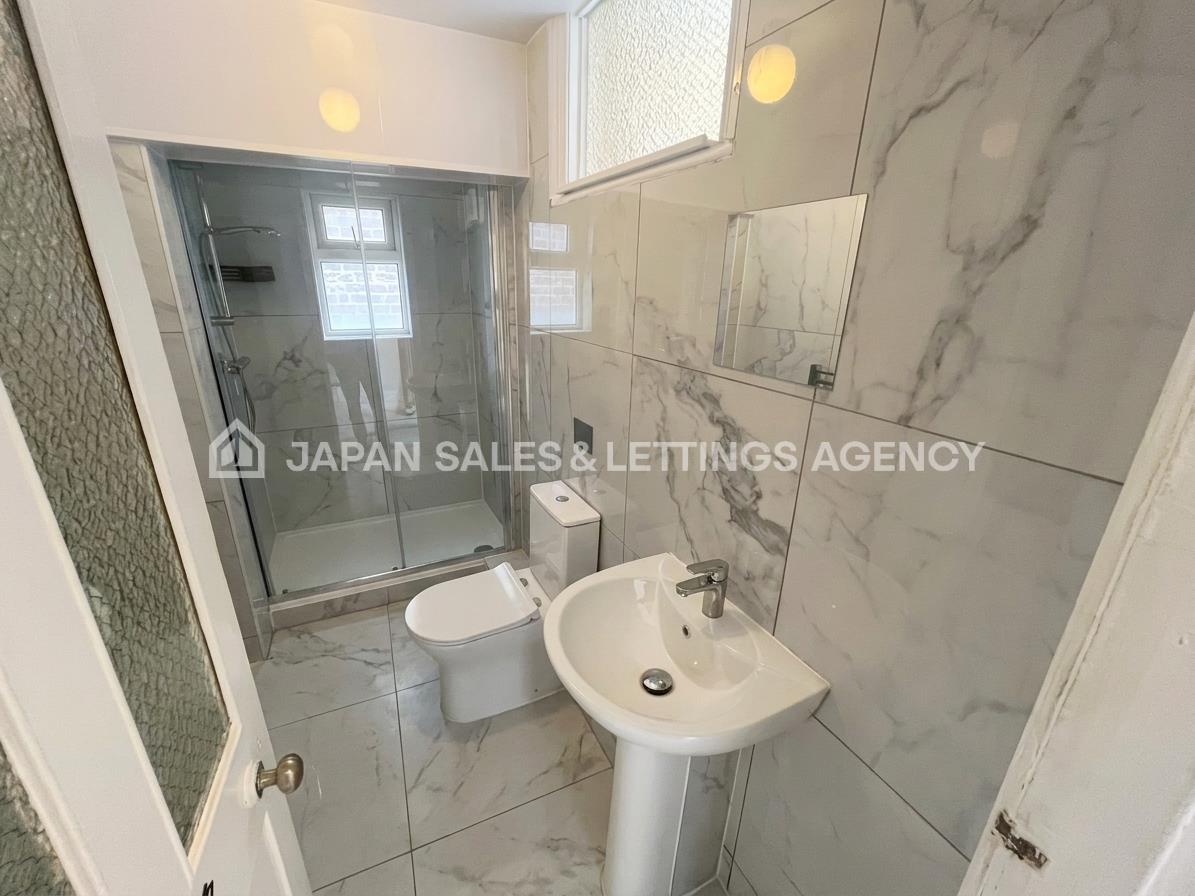 Room Market Place in Greater London