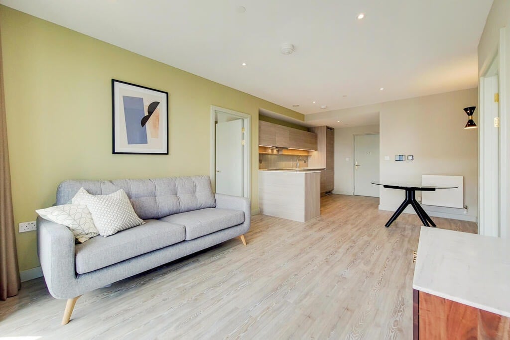 Flat Olympic Way in Greater London