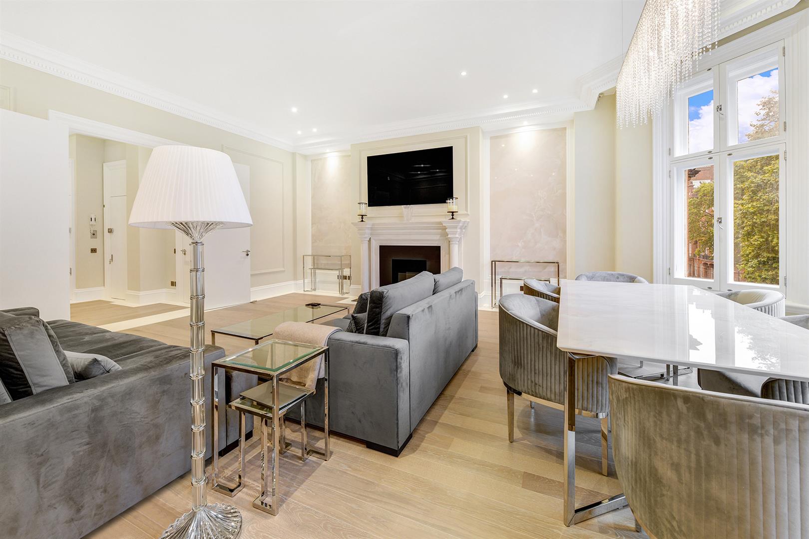Flat Pont Street in Greater London